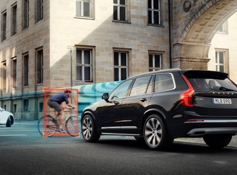 Spoločnosti Volvo Cars a POC vyvíjajú metodiku testovania bezpečnosti cyklistických prilieb pri zrážke s automobilom