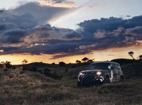 Maskovaný prototyp nového Land Roveru Defender pomáha s ochranou levov v Afrike