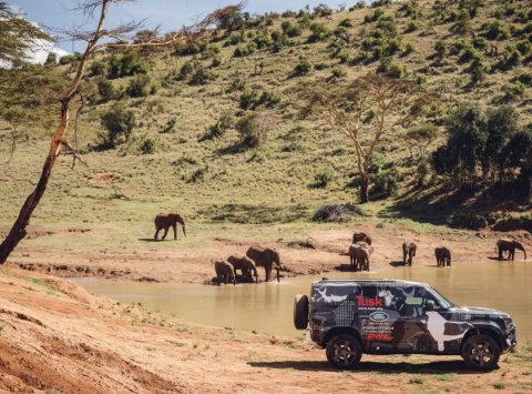 Maskovaný prototyp nového Land Roveru Defender pomáha s ochranou levov v Afrike