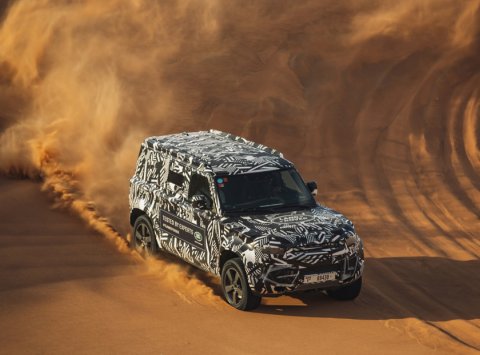 Nový Land Rover Defender sa ukazuje na fotkách v púšti