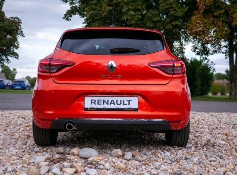Renault Clio: Revolúcia interiéru, evolúcia motora