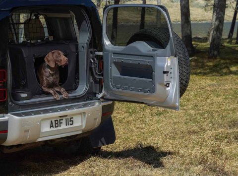 Land Rover testuje lak nových Defenderov psími labami