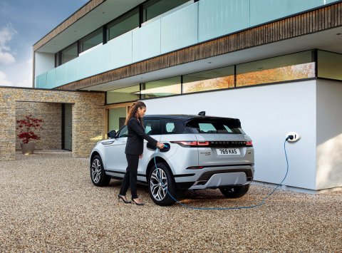 Land Rover predstavil nový plug in hybrid. Spoľahne sa na elektricky ovládané brzdy