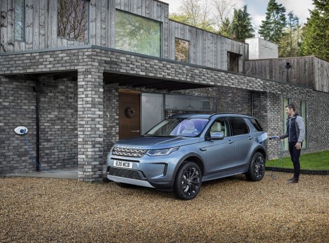 Land Rover predstavil nový plug in hybrid. Spoľahne sa na elektricky ovládané brzdy