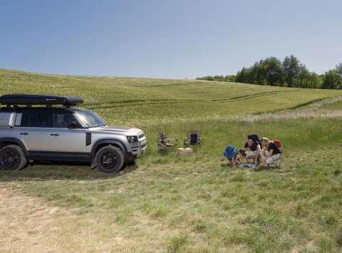 Nový Land Rover Defender už sa vie premeniť aj v odolný domov na cestách