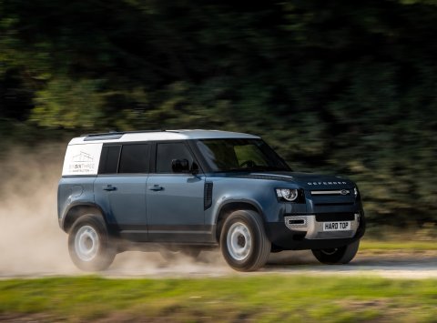 Nový Land Rover Defender prichádza v úžitkovej verzii Hard Top