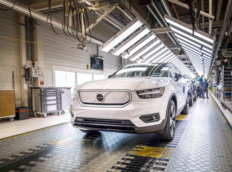 Spoločnosť Volvo Cars začala výrobu plnoelektrického modelu XC40 Recharge