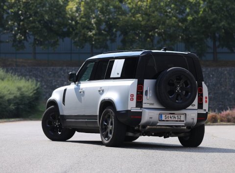 Land Rover Defender dostane predĺženú verziu. Ponúkne tri rady sedadiel pre osem ľudí