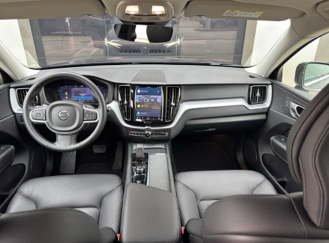 Volvo XC60 B4 (D) FWD AT8 Momentum Pro