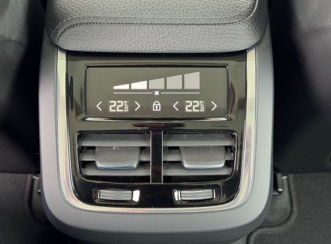 Volvo XC60 B4(P) FWD AT8 Momentum Pro